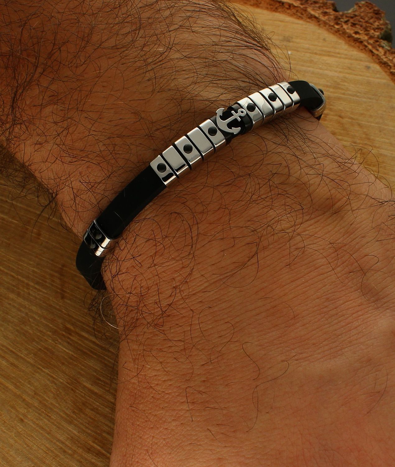 Bransoletka męska Nomination City z kotwicą 028813 002.  Bransoletka w kolorze czarnym wykonana z kauczuku i stali szlachetnej 316L.  Czerń pasuje do każdego koloru, tak więc bransoletka jest poprzez swój kolor uniwersalna (3).jpg